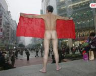 2005年11月27日，為了給癱瘓的兒子討回血汗錢，一名來自重慶市江津區(qū)的五旬老漢在解放碑鬧市裸體討薪。當天，老漢抬著載有病兒的擔架床靠近解放碑中心，脫掉衣褲后展開事先備好的橫幅：“包工頭給我血汗錢！救兒子，救我全家！”據(jù)老人介紹，2003年7月10日他的兒子在重慶市沙坪壩某工地施工時頭部受重傷，法院判決施工方給傷者一次性傷殘補助金等費用共計61萬余元。雖然官司打贏了，但施工方至今未付一分錢。
