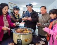 1月4日，內(nèi)蒙古呼和浩特市玉泉區(qū)清泉街社區(qū)志愿者為社區(qū)居民盛臘八粥。當(dāng)日，呼和浩特市玉泉區(qū)清泉街社區(qū)舉辦“溫暖臘八粥 濃濃鄰里情”活動，喜迎即將到來的“臘八節(jié)”。新華社發(fā) 丁根厚 攝