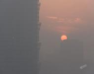 2017年1月2日，黃昏時分，霧霾籠罩下的鄭州。