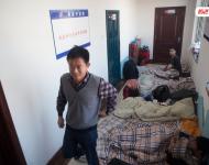 2015年12月20日，吉林長春，近百打工者為討要300萬工資“蝸居”在東奧建設集團有限公司辦公大樓。據(jù)了解，2013年到2014年，這些人在東奧的一個建筑工地打工，大多數(shù)人都是木匠。在2014年10月，東奧公司位于鐵北的“汽博嘉園”項目就已完工，可到現(xiàn)在，還欠著他們300多萬元的工資沒有結(jié)清。而東奧公司則說，他們確實欠下了勞務公司的工資，原因是開發(fā)商有上千萬元的進度款和尾款沒有結(jié)算。視覺中國