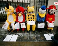 2013年1月31日，北京，“憤怒的小鳥”、“加菲貓”、“唐老鴨”和“財神爺”等5個不同的卡通人物匯聚在中央人民廣播電臺外，以靜坐的方式討薪，希望得到社會關注。據(jù)討薪隊伍負責人表示，他們5人代表31名農(nóng)民工兄弟進京尋求社會幫助。因其2012年在河北張家口張北縣承建博天糖業(yè)、華林商廈、九鼎家具城、張北塞那都滑雪場四個工地消防工程工作，完工后被欠工款28萬余元，致使31名工人無錢回家過年，故想以此方式博得社會關注，幫助工友討回血汗錢。王王/視覺中國