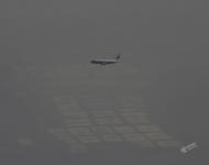 2017年1月2日，從飛機上俯瞰北京近郊霧霾，地面模糊不清，灰蒙蒙一片。攝影：Jason Lee