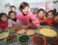 1月4日，內(nèi)蒙古呼和浩特市玉泉區(qū)清泉街社區(qū)一位老人在展示臘八粥食材。當(dāng)日，呼和浩特市玉泉區(qū)清泉街社區(qū)舉辦“溫暖臘八粥 濃濃鄰里情”活動，喜迎即將到來的“臘八節(jié)”。新華社發(fā) 丁根厚 攝