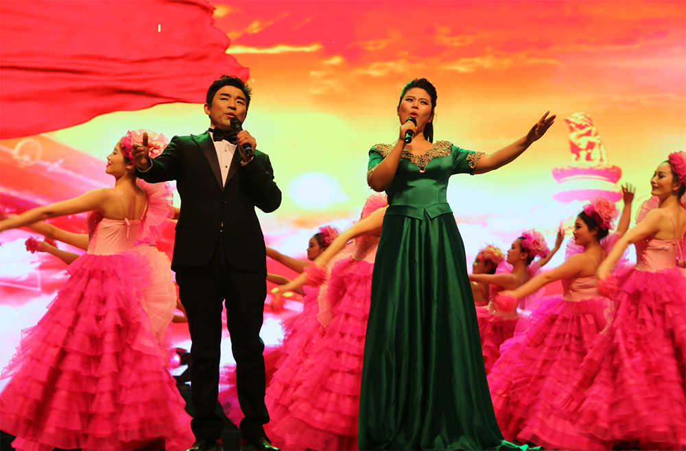 歌曲《共圓中國夢》 演唱：陳艷偉、張小萌 伴舞：百課舞蹈工作室