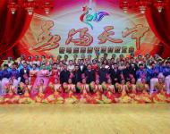 晚會結束，市領導與演出人員合影