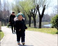 大風過后,今日又回歸晴好天氣。不少市民來到公園踏青游玩，享受春日暖陽。