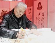 根雕、面塑、糖畫、布老虎制作技藝等12個(gè)非物質(zhì)文化遺產(chǎn)項(xiàng)目展示，大銅器、大鼓書、絲弦道、羅卷戲等15個(gè)近300人非物質(zhì)文化遺產(chǎn)項(xiàng)目展演。圖為：天中火筆畫