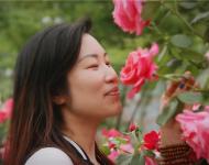又恰逢“五一”小長假，市民前來賞花游玩，盡情陶醉在這花香之中。