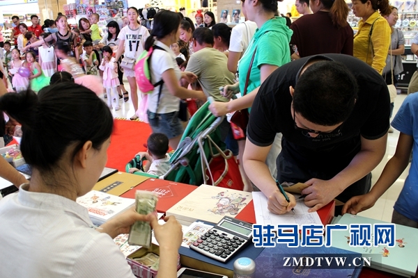 熱情郵迷在活動(dòng)現(xiàn)場購買郵票.JPG