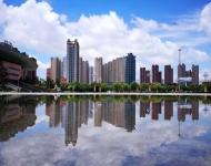 同是鋼筋水泥、矗立此地久矣、藍天白云映襯、頓覺風光旖旎