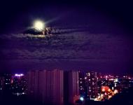 夕陽落幕，醉了晚霞，牽來了明月。淡淡涼風(fēng)，蕩滌人間塵埃。