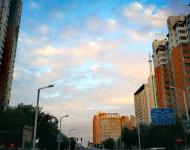 雨歇晚霞明，風(fēng)調(diào)夜景清。月高微暈散，云薄細(xì)鱗生。劉禹錫詩句