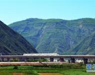 7月9日，一列高鐵列車行駛在寶蘭高鐵甘肅天水段南河川大橋上。　　近年來，中國高鐵繼續(xù)保持快速發(fā)展步伐，“四縱四橫”高鐵網(wǎng)基本成形，技術成就贏得國際聲譽，服務品質不斷攀升。中國高鐵已經(jīng)成為一張見證時代發(fā)展的名片。新華社發(fā)（武龍 攝）