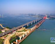 建設中的京張高鐵工程官廳水庫特大橋（6月27日攝）。　　近年來，中國高鐵繼續(xù)保持快速發(fā)展步伐，“四縱四橫”高鐵網(wǎng)基本成形，技術成就贏得國際聲譽，服務品質不斷攀升。中國高鐵已經(jīng)成為一張見證時代發(fā)展的名片。新華社記者 楊世堯 攝