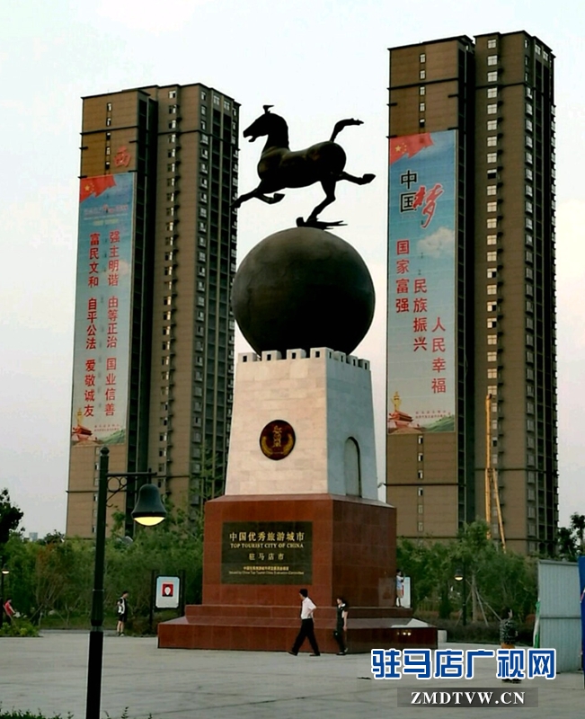 美麗的駐馬店市位于淮河流域，猶如一顆璀璨的明珠鑲嵌在有著深厚底蘊的河南省中南部。這里古為交通要沖，因歷史上南來北往的信使、官宦在此駐驛歇馬而得名，素有“豫州之腹地，天下之最中”之稱。（攝影/殷建軍）