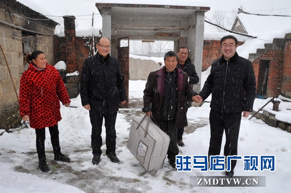 1月6日上午，泌陽法院黨組書記、院長黃依群來到春水鎮(zhèn)看望貧困戶，送溫暖。.JPG