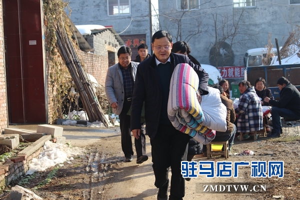 古塔街道黨工委書記施惠杰（前一）、街道辦事處主任張冬（左一）到村里慰問困難殘疾人.JPG