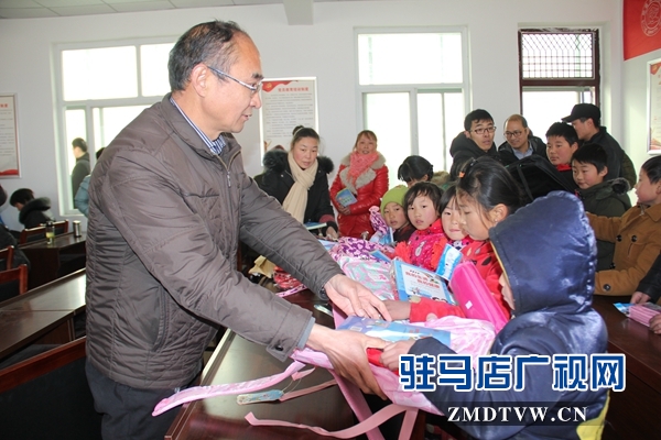 6、李文亮為小學生發(fā)放禮品.JPG