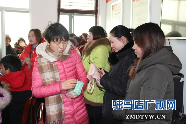 10、為留守婦女發(fā)放宣傳折頁.JPG