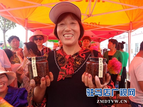 代海榮制作手工產(chǎn)品打開(kāi)致富大門(mén)