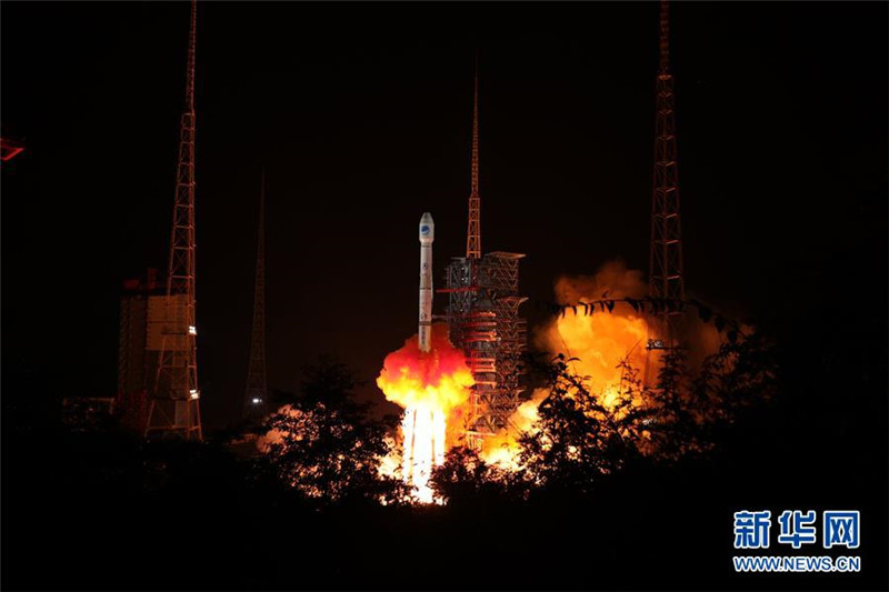 9月19日22時(shí)07分，我國在西昌衛(wèi)星發(fā)射中心用長征三號(hào)乙運(yùn)載火箭（及遠(yuǎn)征一號(hào)上面級(jí)），以“一箭雙星”方式成功發(fā)射兩顆北斗導(dǎo)航衛(wèi)星。 新華社發(fā)（梁珂巖 攝）