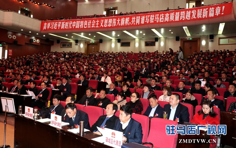 與會人大代表、政協(xié)委員聆聽工作報告