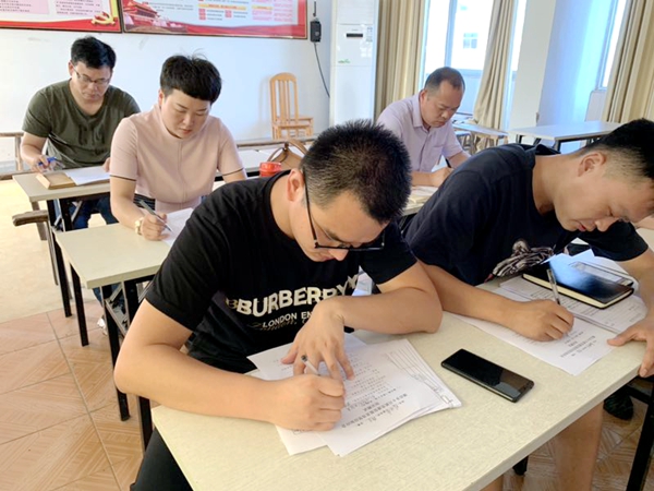 西平縣譚店鄉(xiāng)開展抓黨建 促脫貧知識(shí)測試