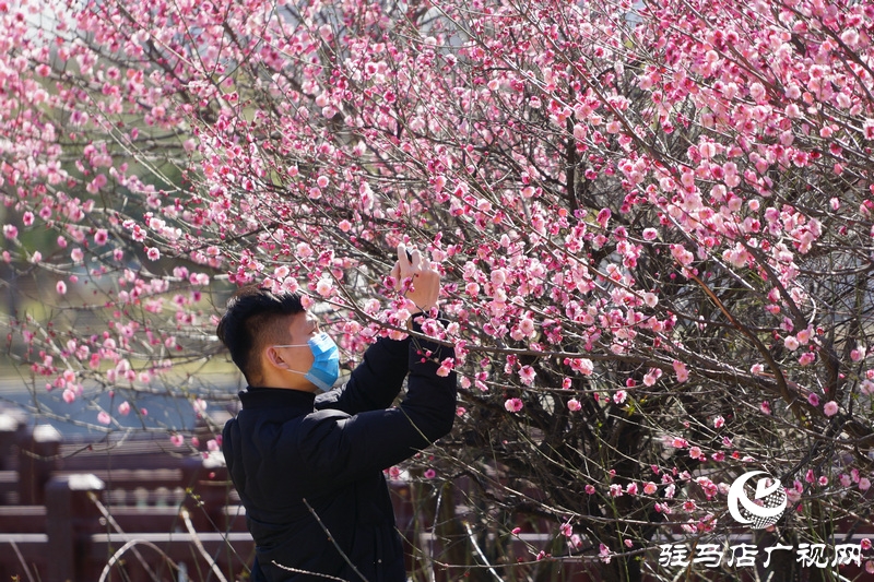 摘掉口罩，露出笑臉