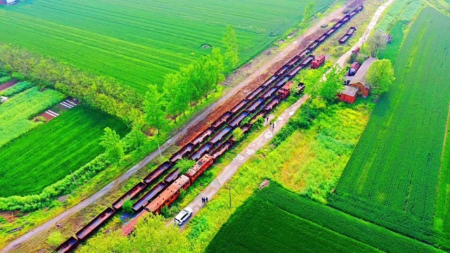 在汝南縣老君廟火車站門口的鐵軌上，一列K301/K303次列車已?？寇囌窘?。