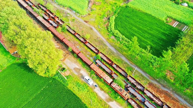 十多年的停運已經讓這一列客車銹跡斑斑。