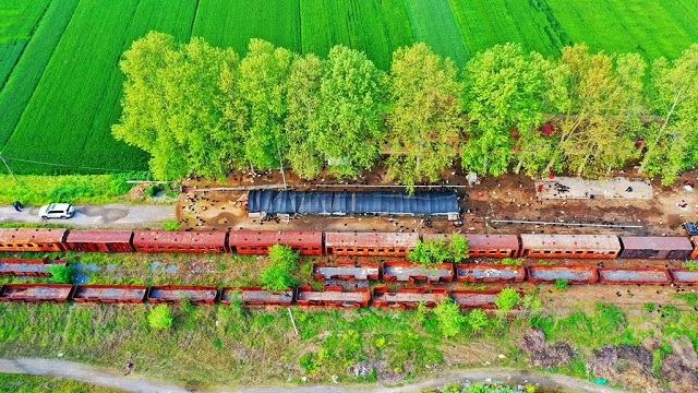窄軌小火車主要運行在上世紀末，是當時當地群眾重要的出行方式，同時也承擔著大宗商品的貨運業(yè)務。