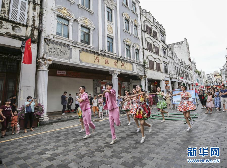 ?？冢汗爬向T樓 歡度國慶