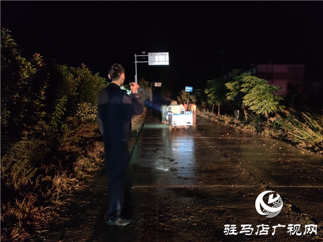 警民齊心冒雨尋牛，秋涼心卻暖