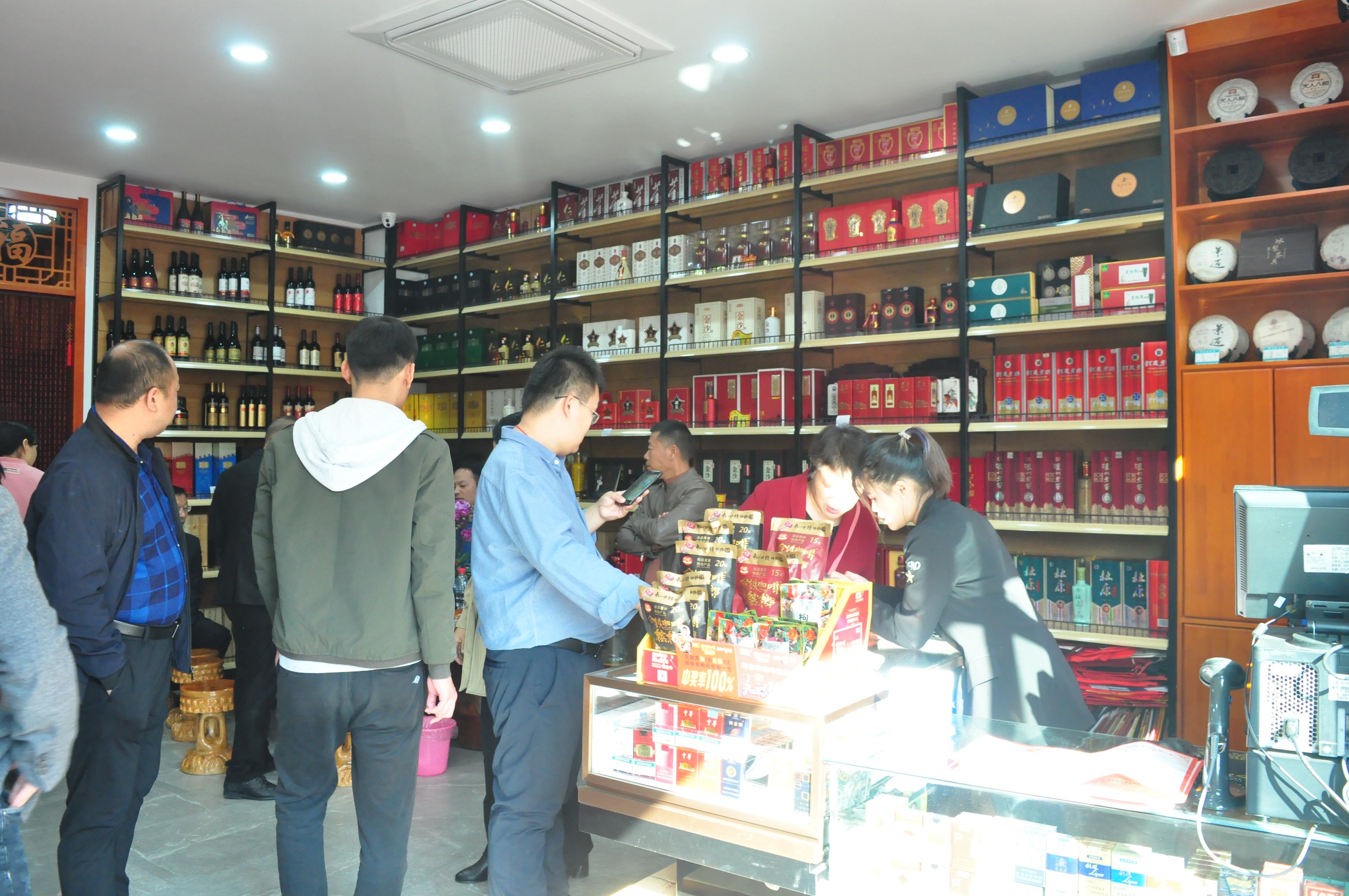 天翼傳大愛，聚力暖人心！天翼商貿(mào)美酒文化體驗(yàn)館開業(yè)現(xiàn)場(chǎng)溫情上演公益慈善拍賣
