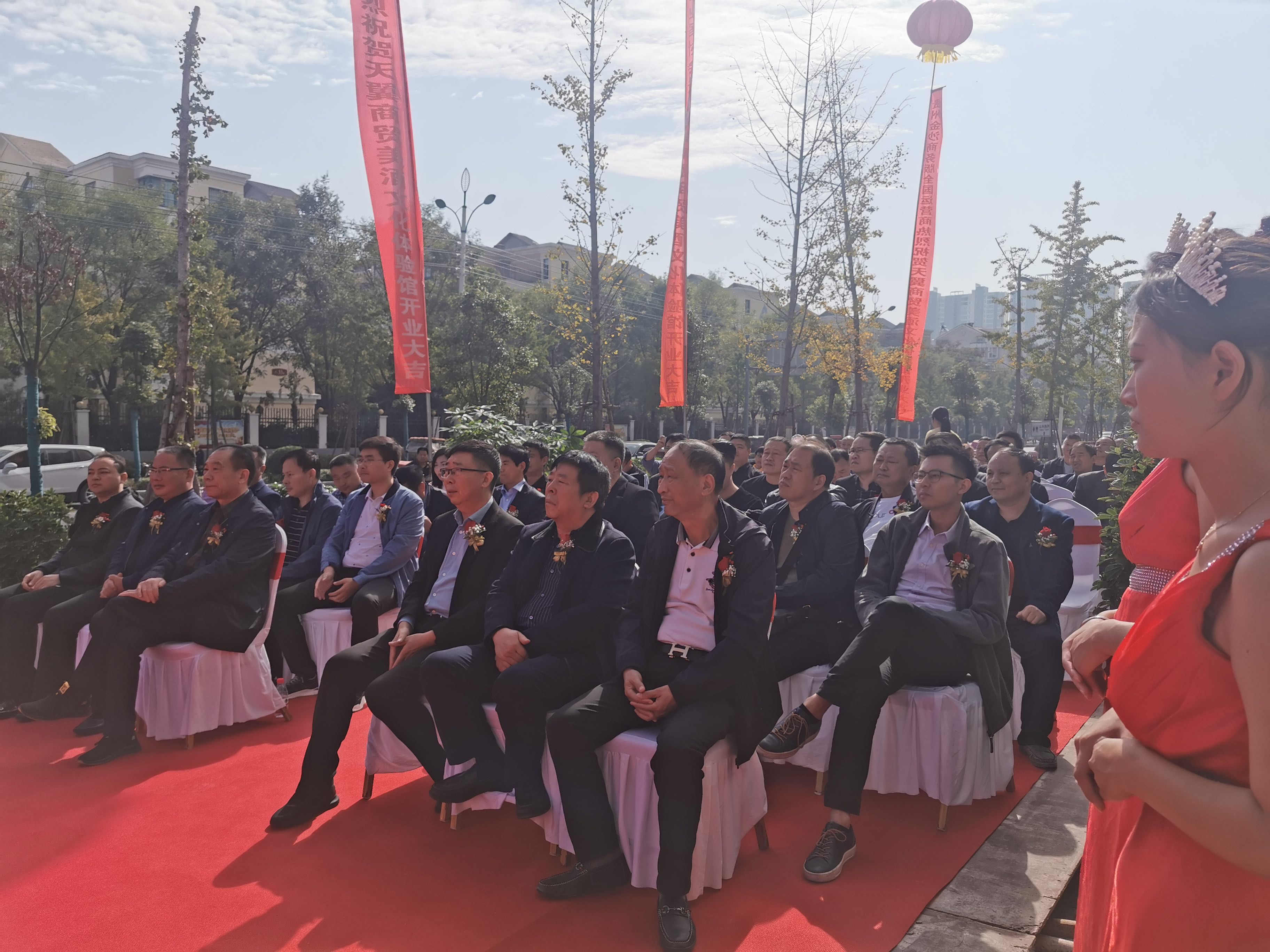 天翼傳大愛，聚力暖人心！天翼商貿(mào)美酒文化體驗(yàn)館開業(yè)現(xiàn)場(chǎng)溫情上演公益慈善拍賣