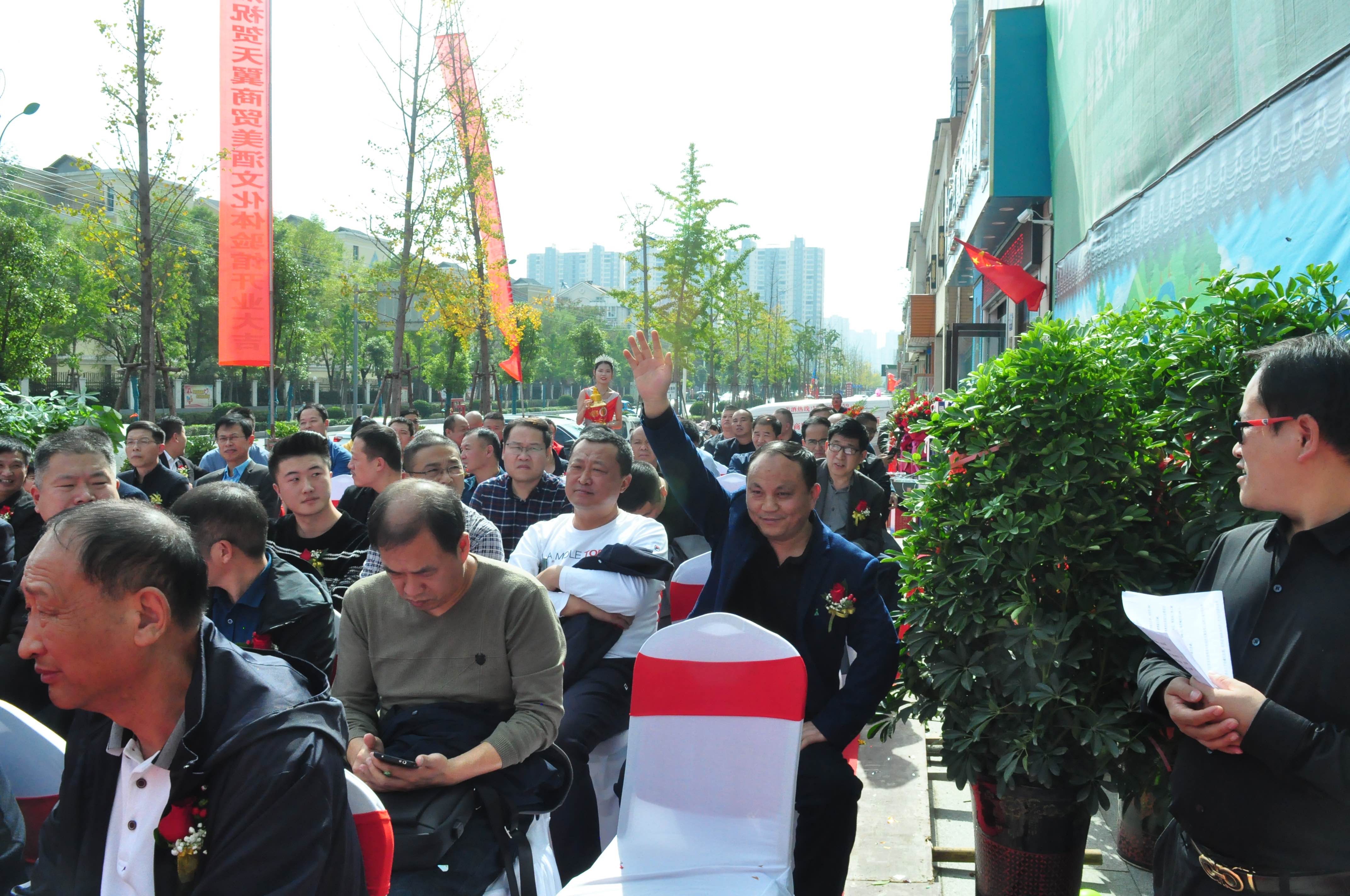 天翼傳大愛，聚力暖人心！天翼商貿(mào)美酒文化體驗(yàn)館開業(yè)現(xiàn)場(chǎng)溫情上演公益慈善拍賣
