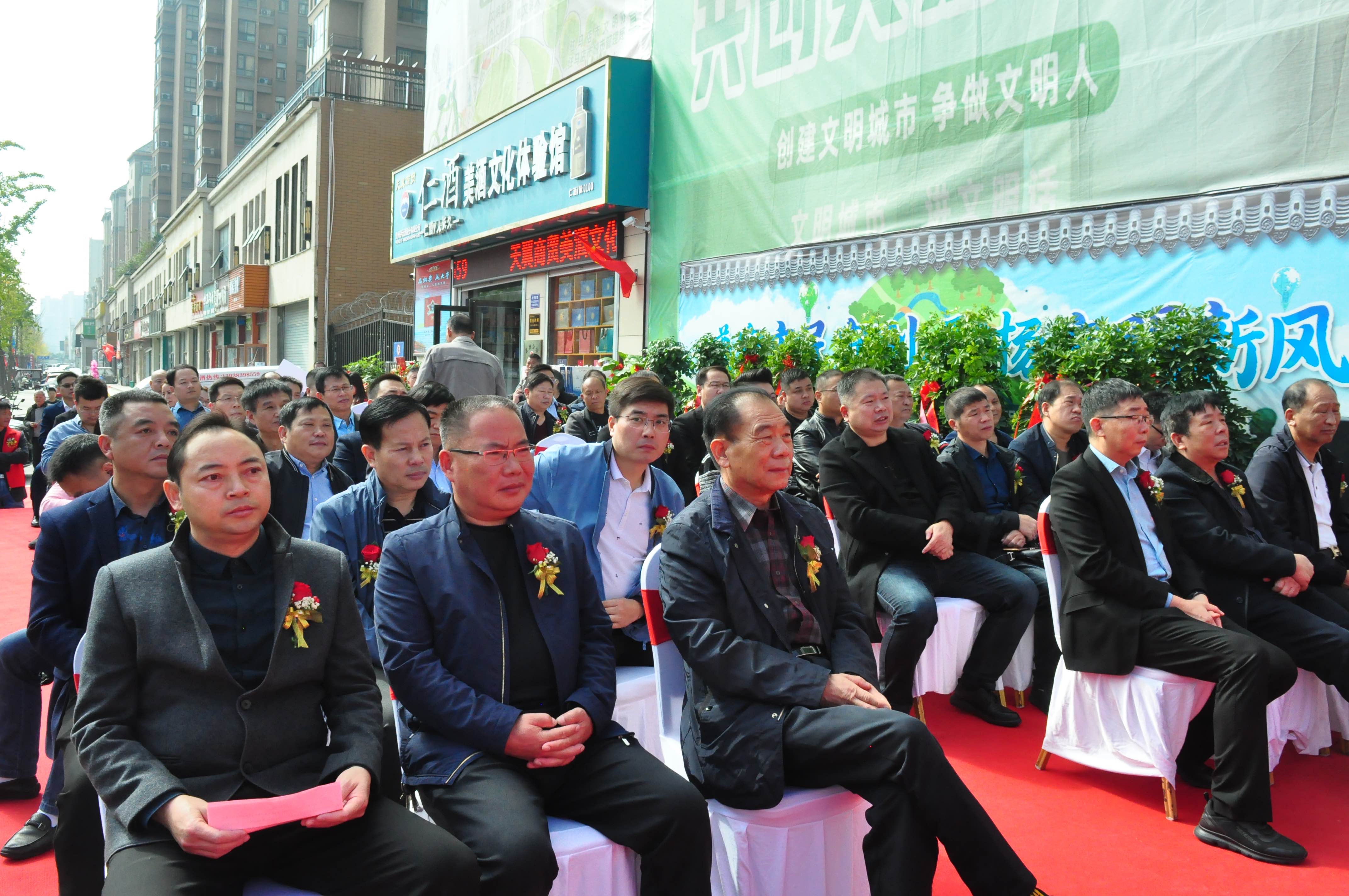 天翼傳大愛，聚力暖人心！天翼商貿(mào)美酒文化體驗(yàn)館開業(yè)現(xiàn)場(chǎng)溫情上演公益慈善拍賣