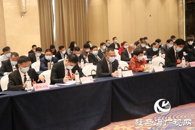 市領(lǐng)導(dǎo)與人大代表共同審議政府工作報(bào)告