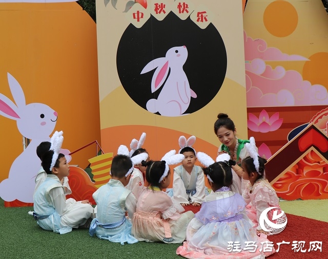 萌娃變身小玉兔 國風古韻慶中秋
