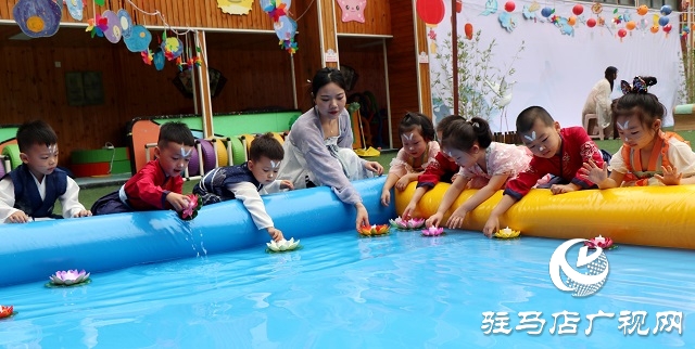 萌娃變身小玉兔 國風古韻慶中秋