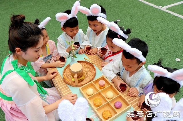萌娃變身小玉兔 國風古韻慶中秋