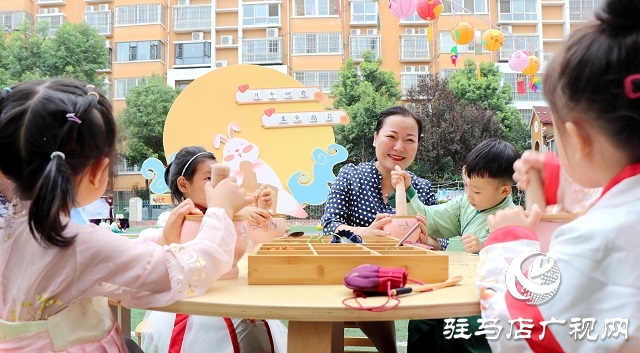 萌娃變身小玉兔 國風古韻慶中秋