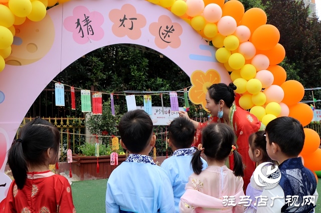 萌娃變身小玉兔 國風古韻慶中秋