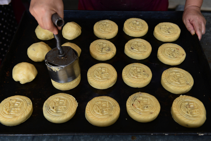 各地開展行動(dòng)遏制“天價(jià)”月餅 線上線下一體監(jiān)管