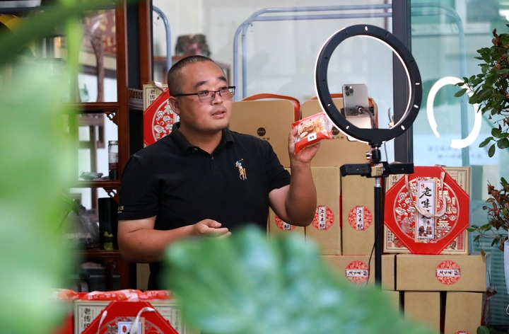 各地開展行動(dòng)遏制“天價(jià)”月餅 線上線下一體監(jiān)管