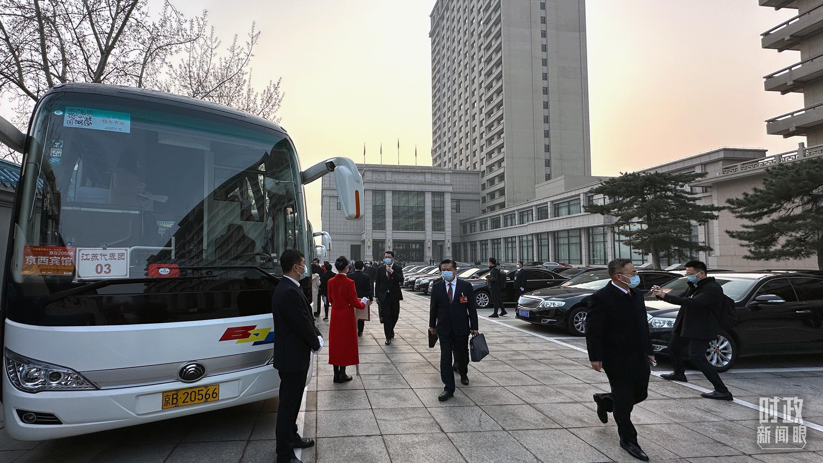 時政新聞眼丨今年兩會首次到團(tuán)組，習(xí)近平強(qiáng)調(diào)牢牢把握這個“首要任務(wù)”