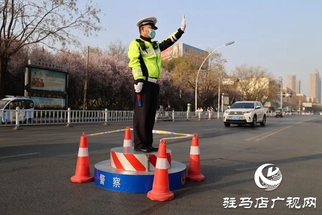  颯！駐馬店交警“文明示范形象崗”亮相街頭