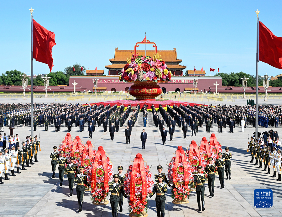 習(xí)近平等黨和國家領(lǐng)導(dǎo)人出席烈士紀(jì)念日向人民英雄敬獻(xiàn)花籃儀式