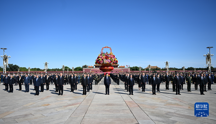 習(xí)近平等黨和國家領(lǐng)導(dǎo)人出席烈士紀(jì)念日向人民英雄敬獻(xiàn)花籃儀式