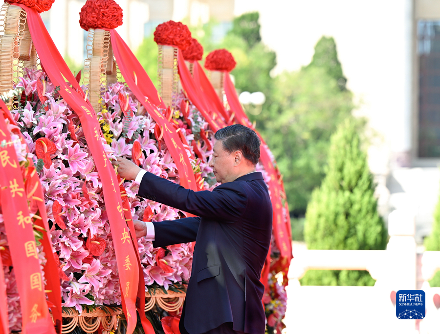習(xí)近平等黨和國家領(lǐng)導(dǎo)人出席烈士紀(jì)念日向人民英雄敬獻(xiàn)花籃儀式